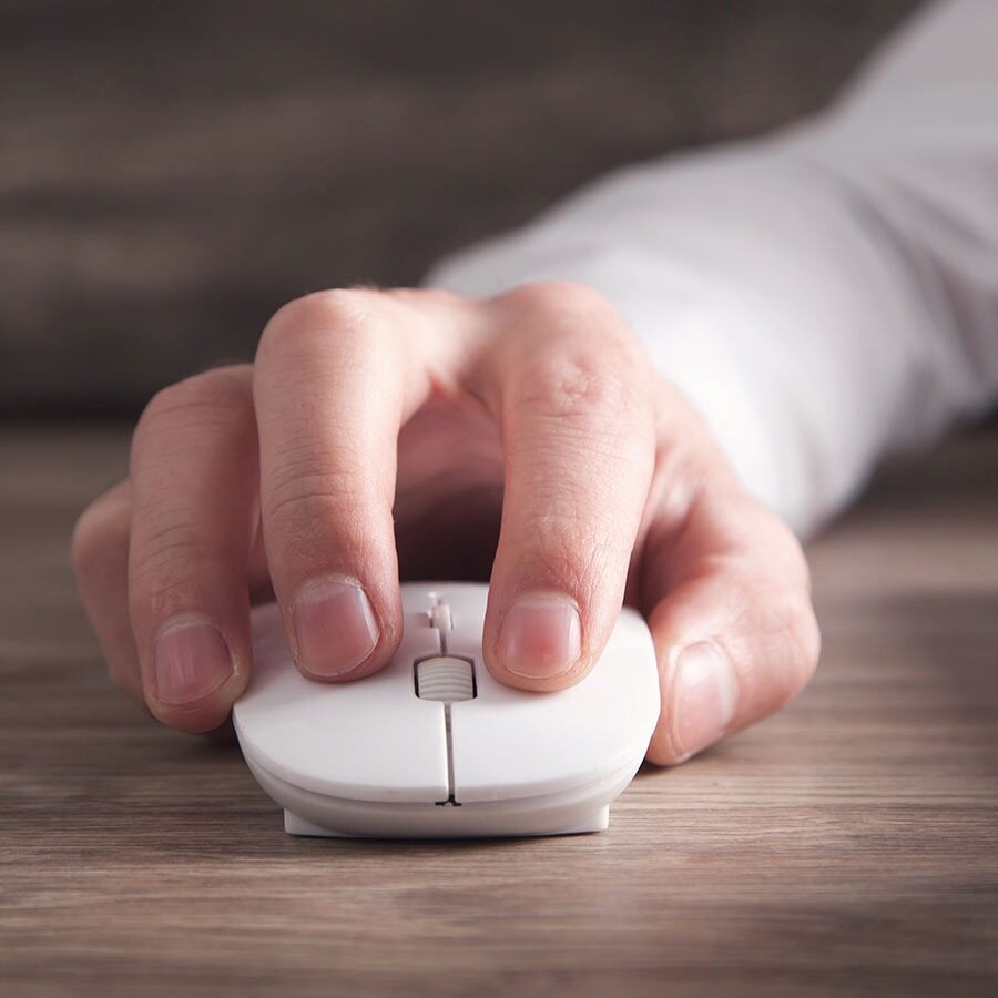 imagem de uma mão sobre o mouse realizando uma ação, representando o clique que é o assunto do artigo