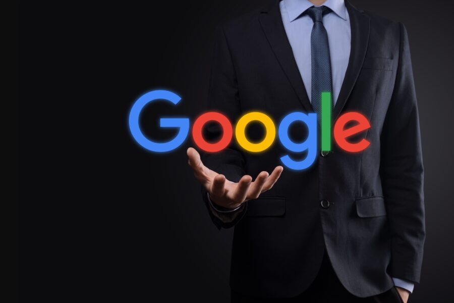 imagem de um advogado com a logo do google, representando o tráfego pago para advogados