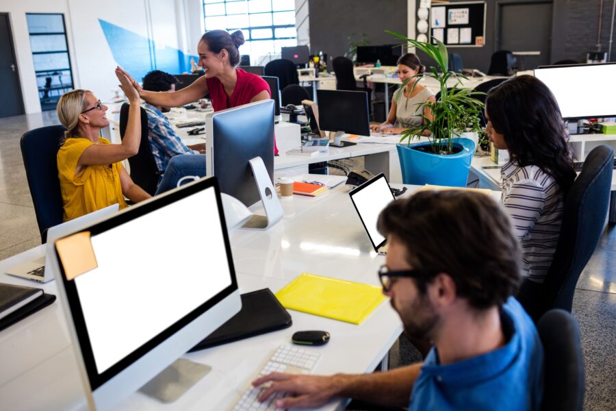 Imagem de várias pessoas em um escritório representando um time que é a vantagem de contratar uma agência de marketing Google Ads