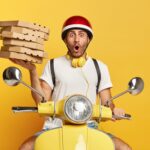 imagem de um entregador de pizza representando a importância do tráfego pago para delivery