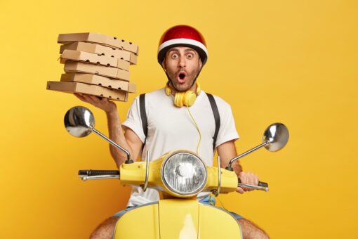 imagem de um entregador de pizza representando a importância do tráfego pago para delivery